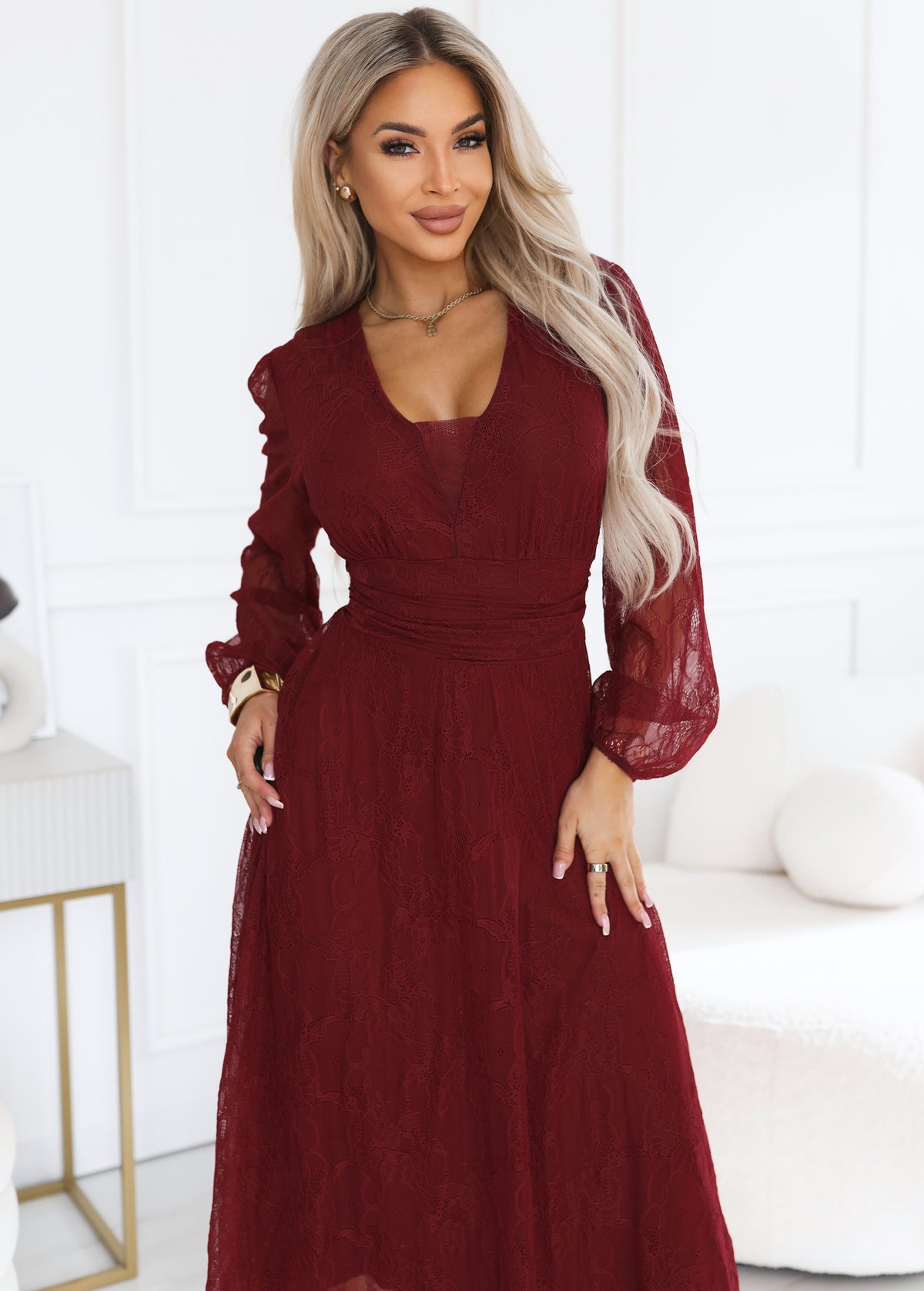 Eleganta mežģīņu midi kleita ar izceltu vidukli - bordo