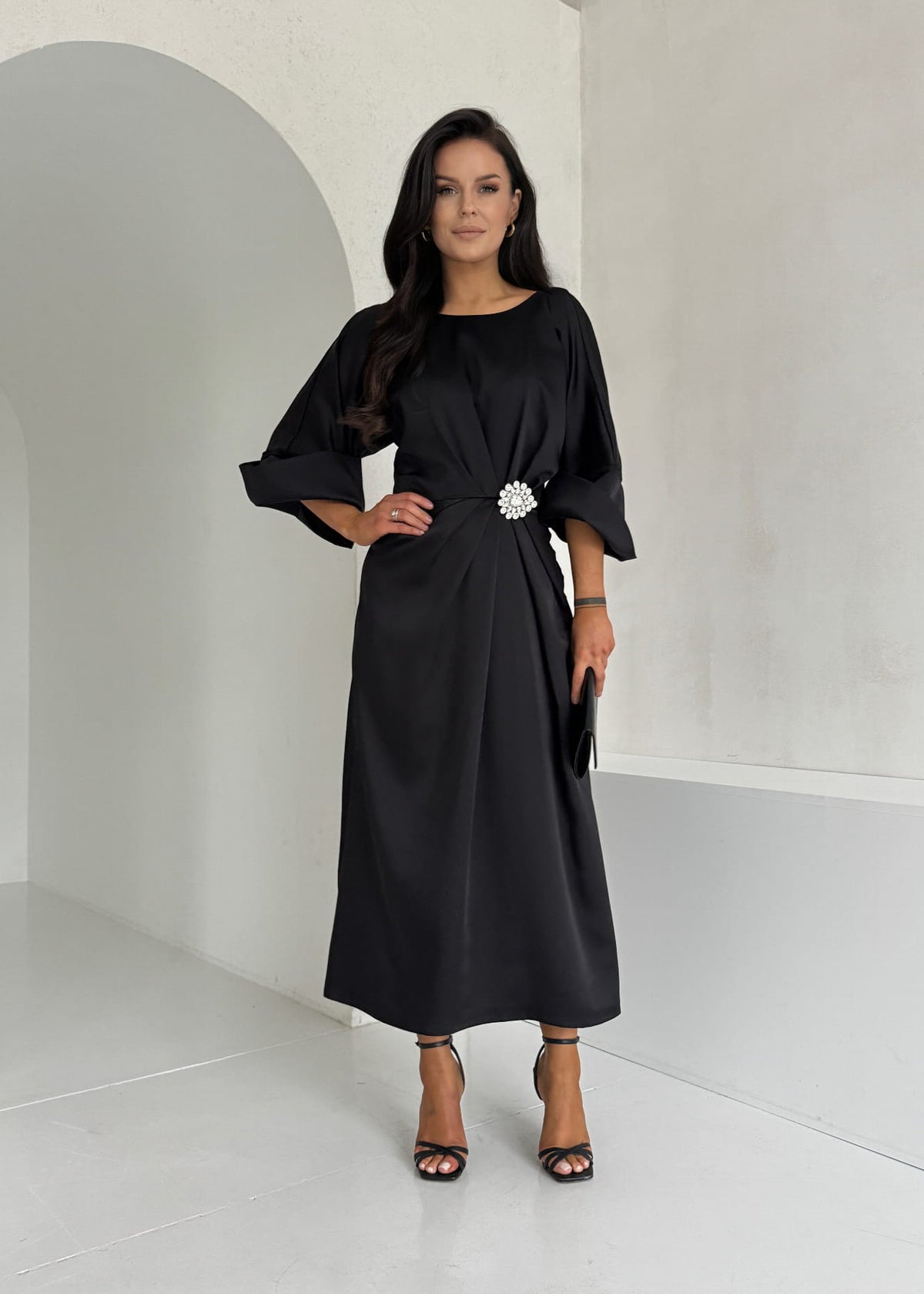 LUX eleganta melna satīna kleita ar kristālu rotājumu