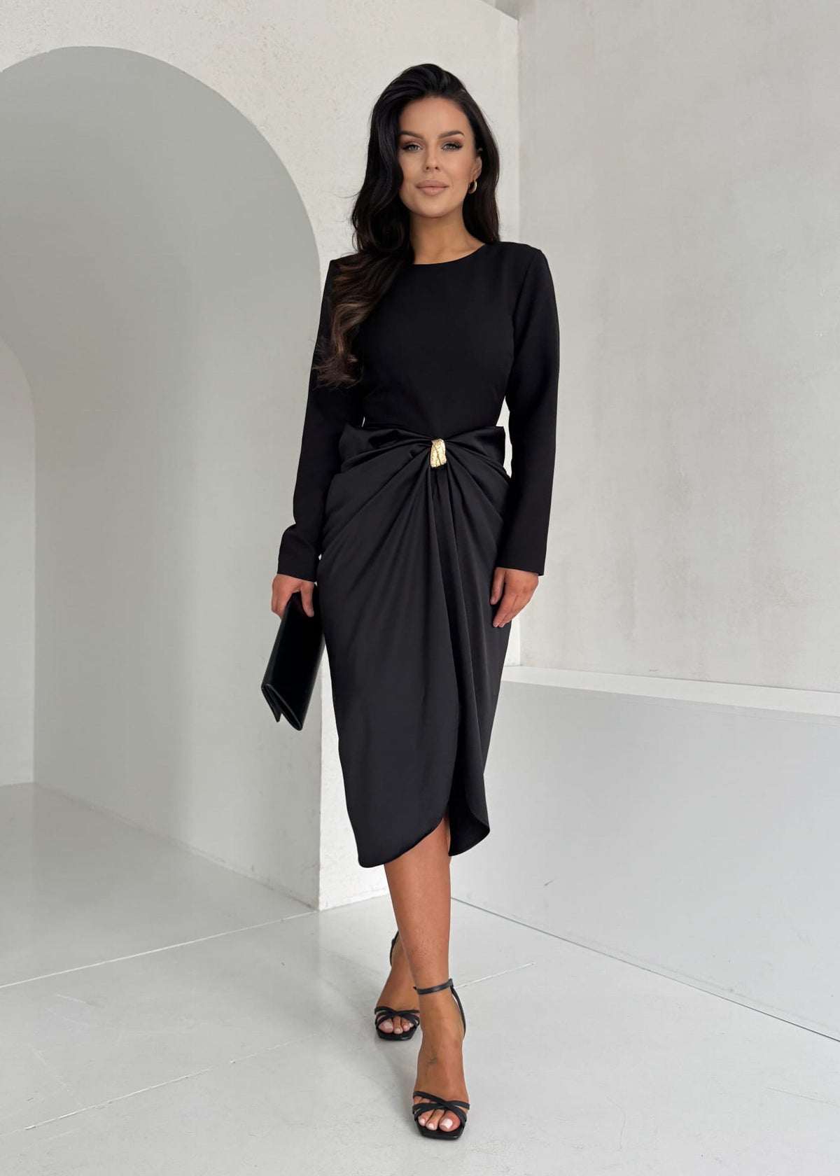 LUX Melna eleganta kleita ar drapējumu