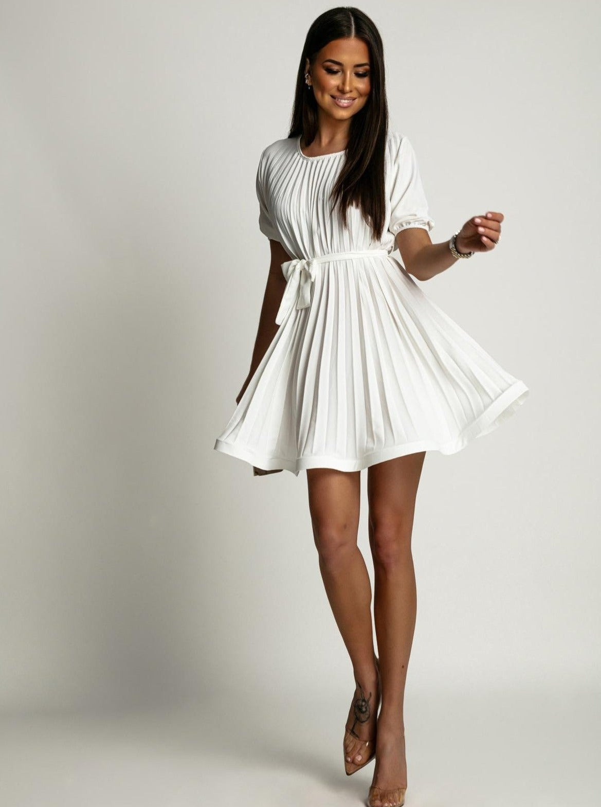 Baltos spalvos suknele