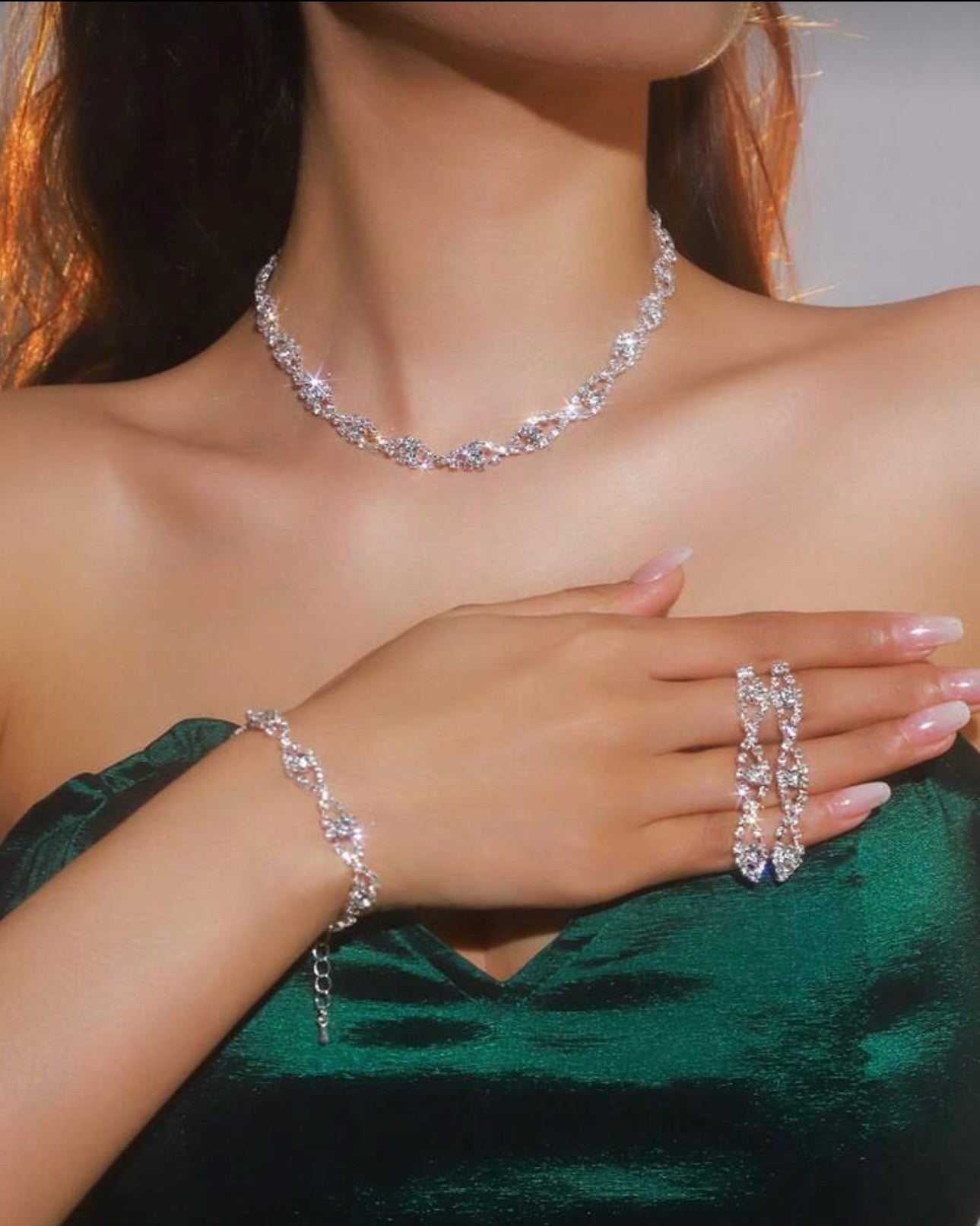 Komplektas (auskarai + karoliai)