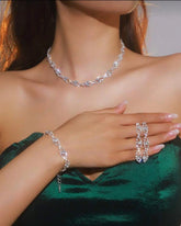 Komplektas (auskarai + karoliai)