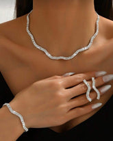 Komplektas (auskarai + karoliai)