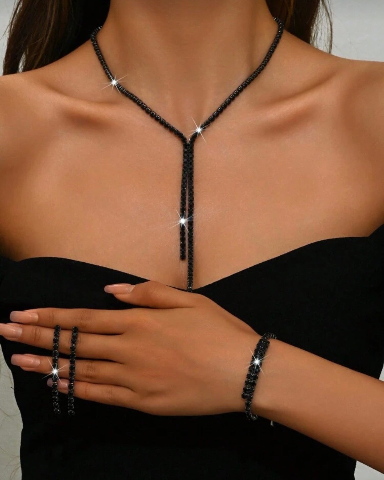 Komplektas (auskarai + karoliai)