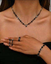 Komplektas (auskarai + karoliai)