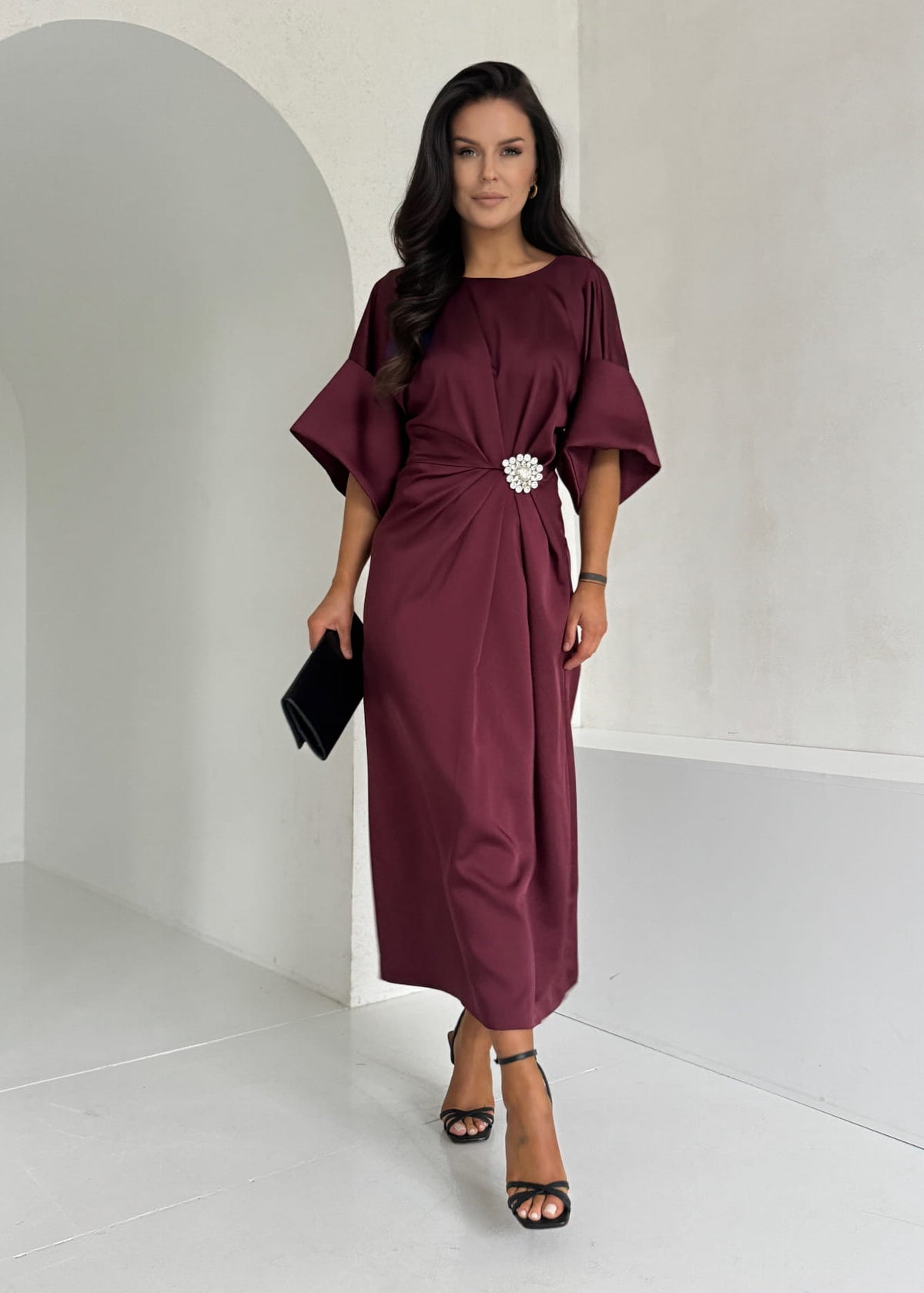 LUX eleganta bordo satīna kleita ar kristālu rotājumu