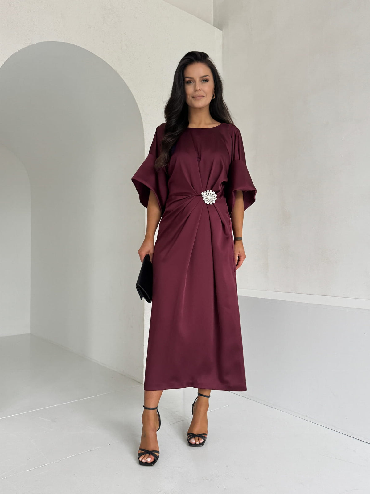 LUX eleganta bordo satīna kleita ar kristālu rotājumu