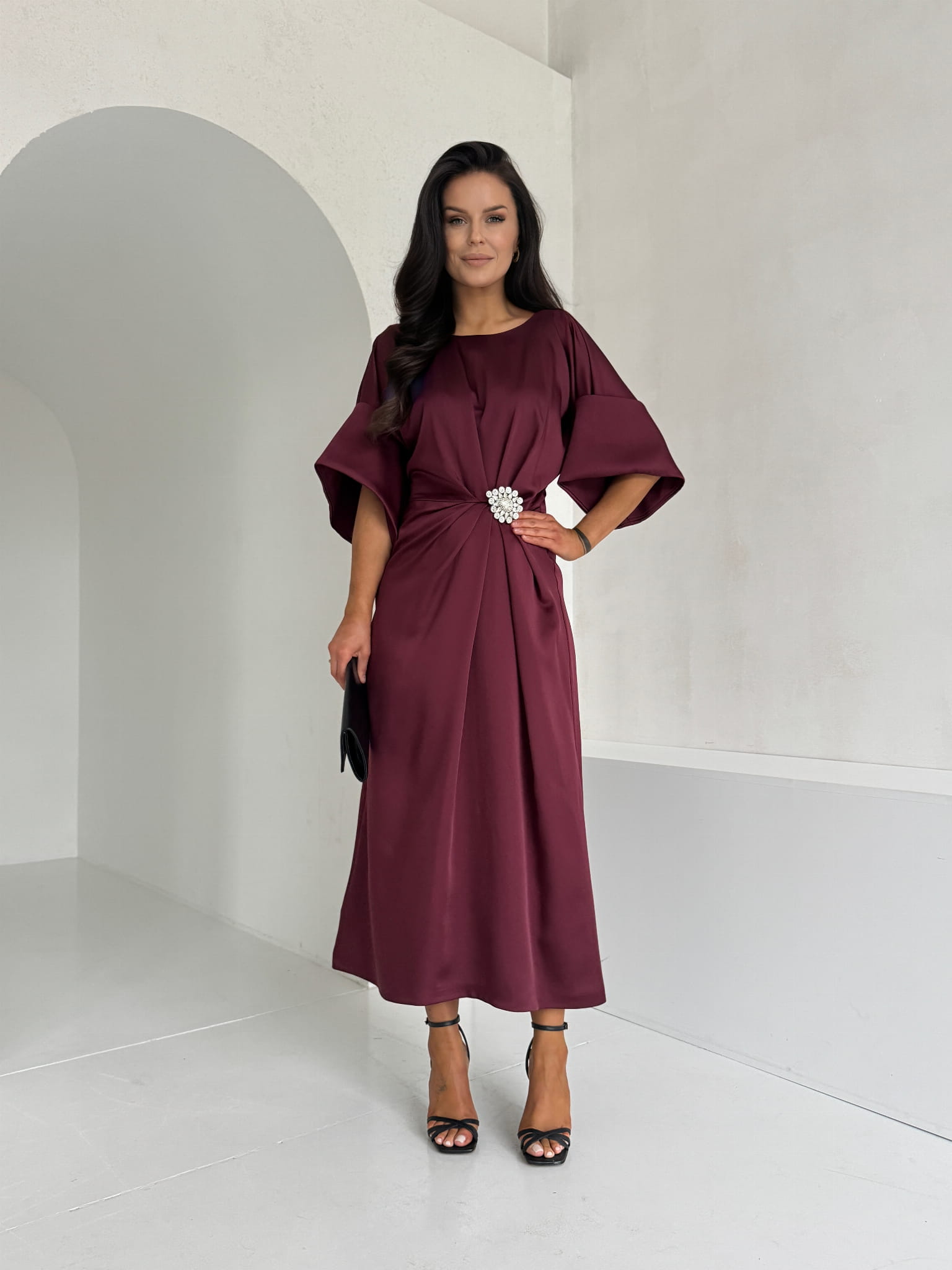 LUX eleganta bordo satīna kleita ar kristālu rotājumu