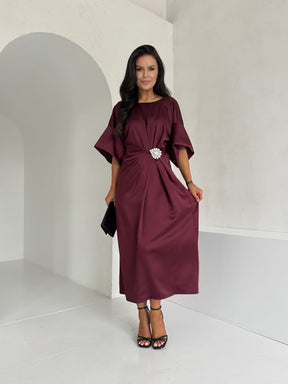LUX eleganta bordo satīna kleita ar kristālu rotājumu