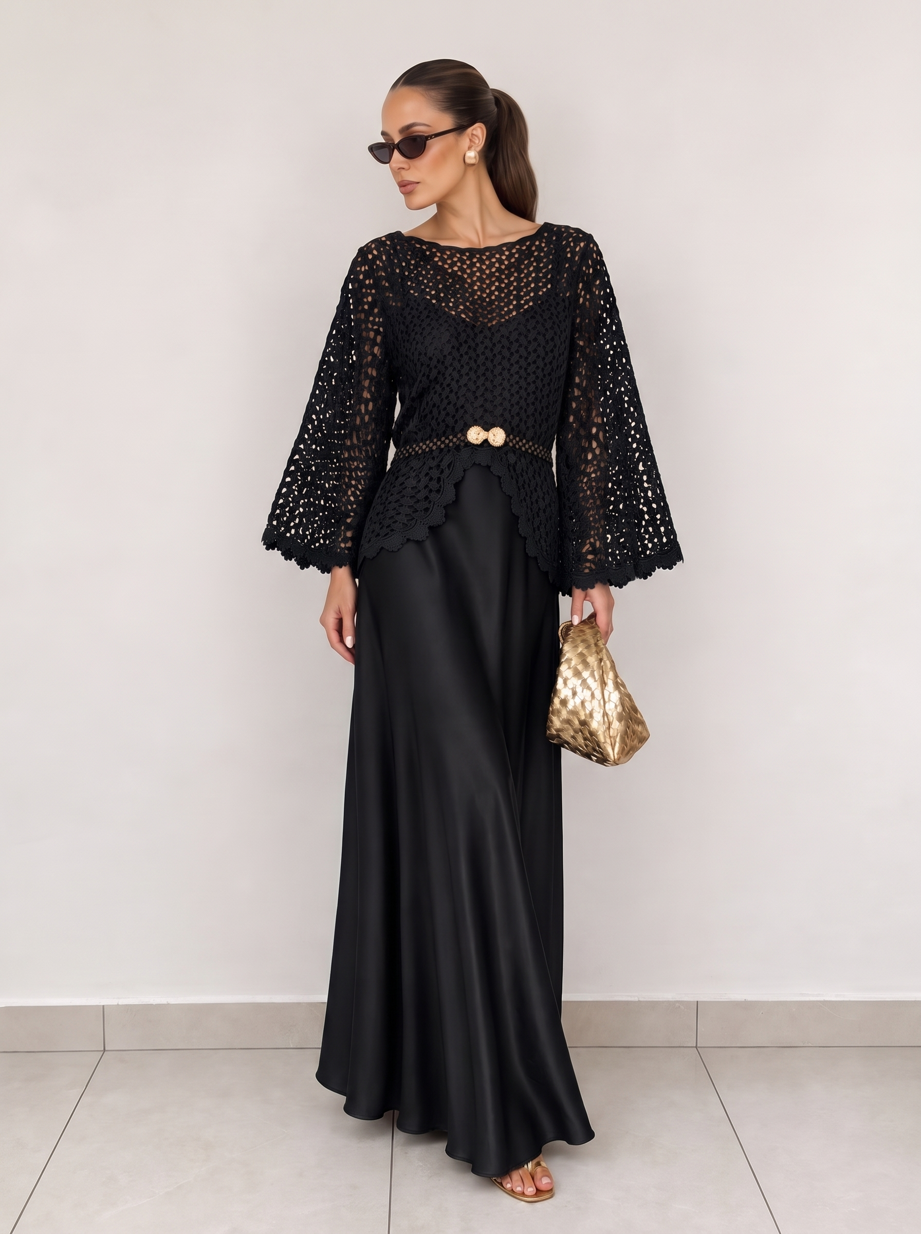 Eleganta maxi kleita ar mežģīņu augšdaļu un jostu